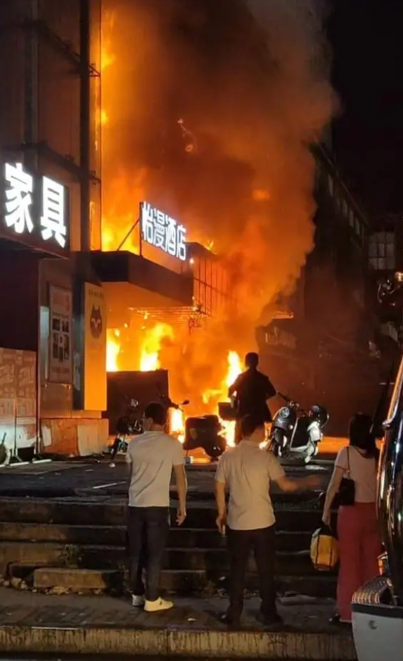 南昌青山湖区万达广场附近KTV深夜失火，周围多个门面受波及，无人员伤亡